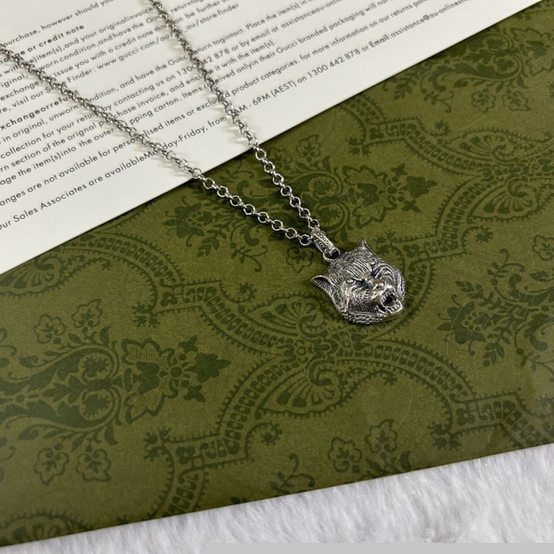 G*u*i necklaces